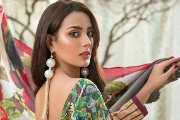 Iqra Aziz | Biography, Age, Family & Other Facts