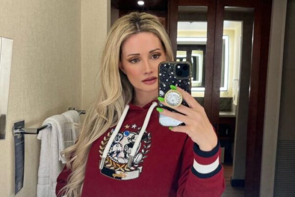 Holly Madison | Biography, Age, Family & Other Facts