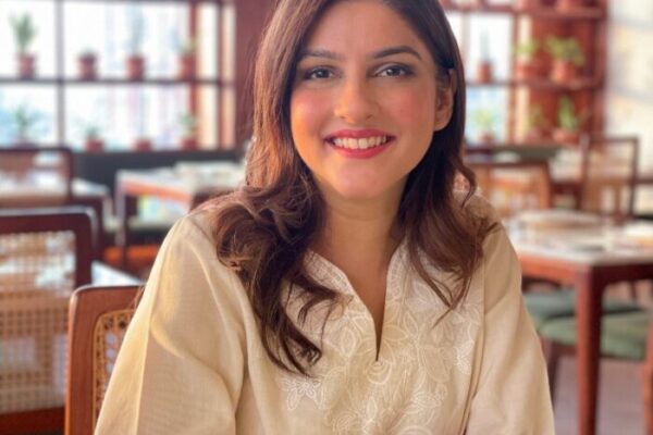 Momina Sundas | Biography, Age, Family & Other Facts