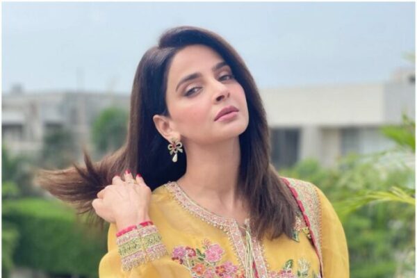 Saba Qamar | Biography, Age, Family & Other Facts